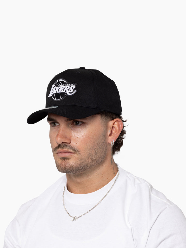 MITCHELL & NESS 110 Flex Fit Snapback Black and White Lakers